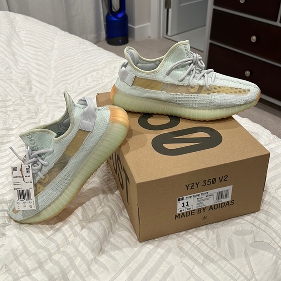 NWT Adidas Yeezy Boost 350 V2 Hyperspace